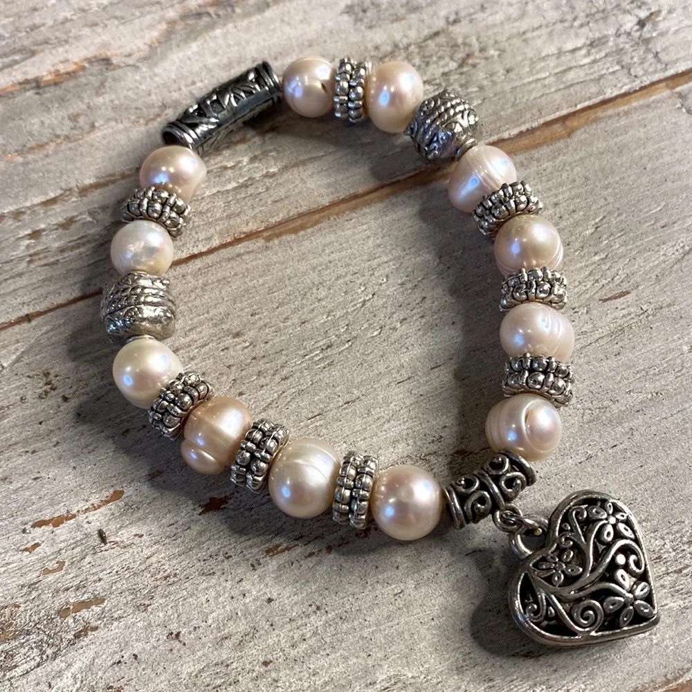Beautiful stretchy faux pearl and silvertone bracelet filigree silvertone heart